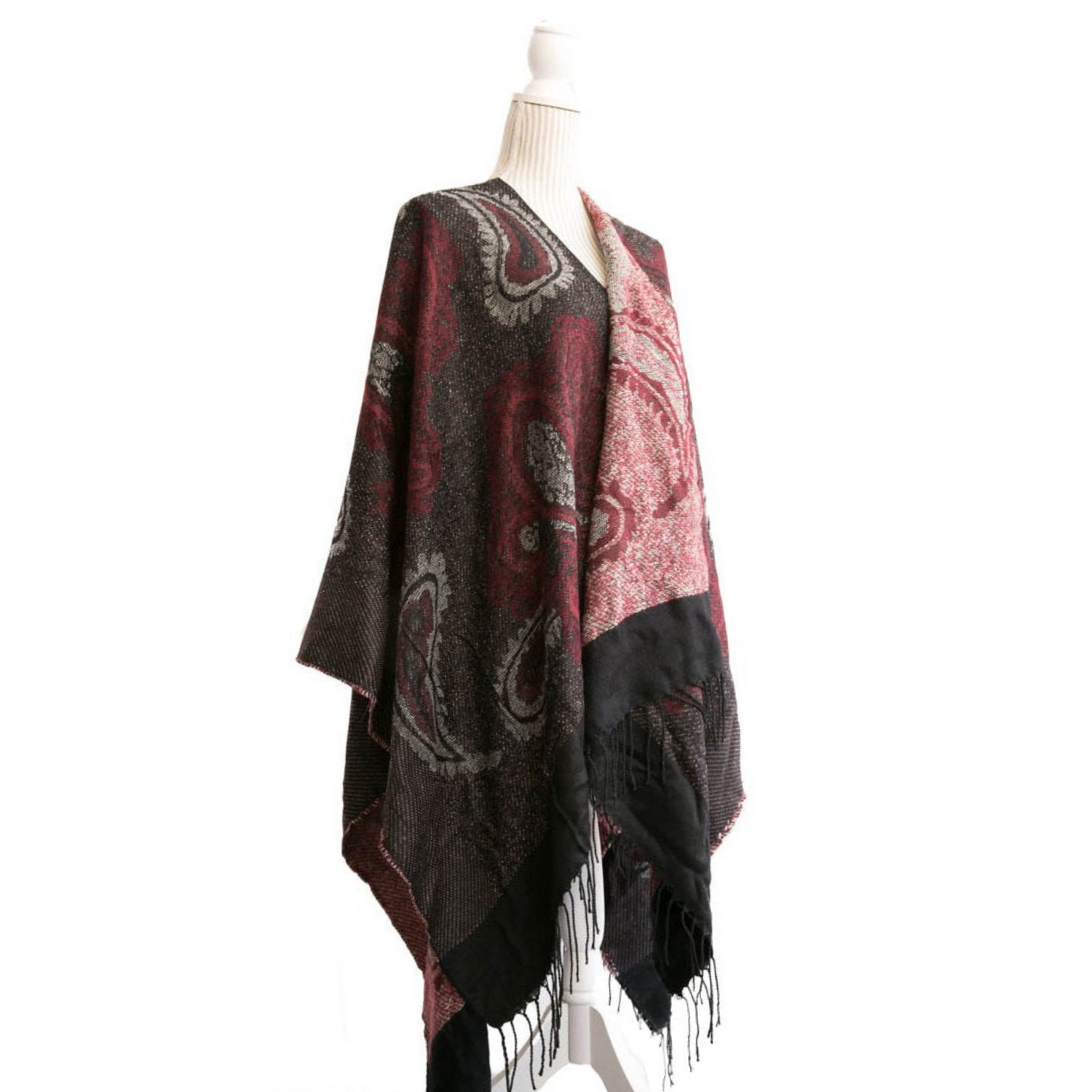 Ruana burdeo con diseños flor