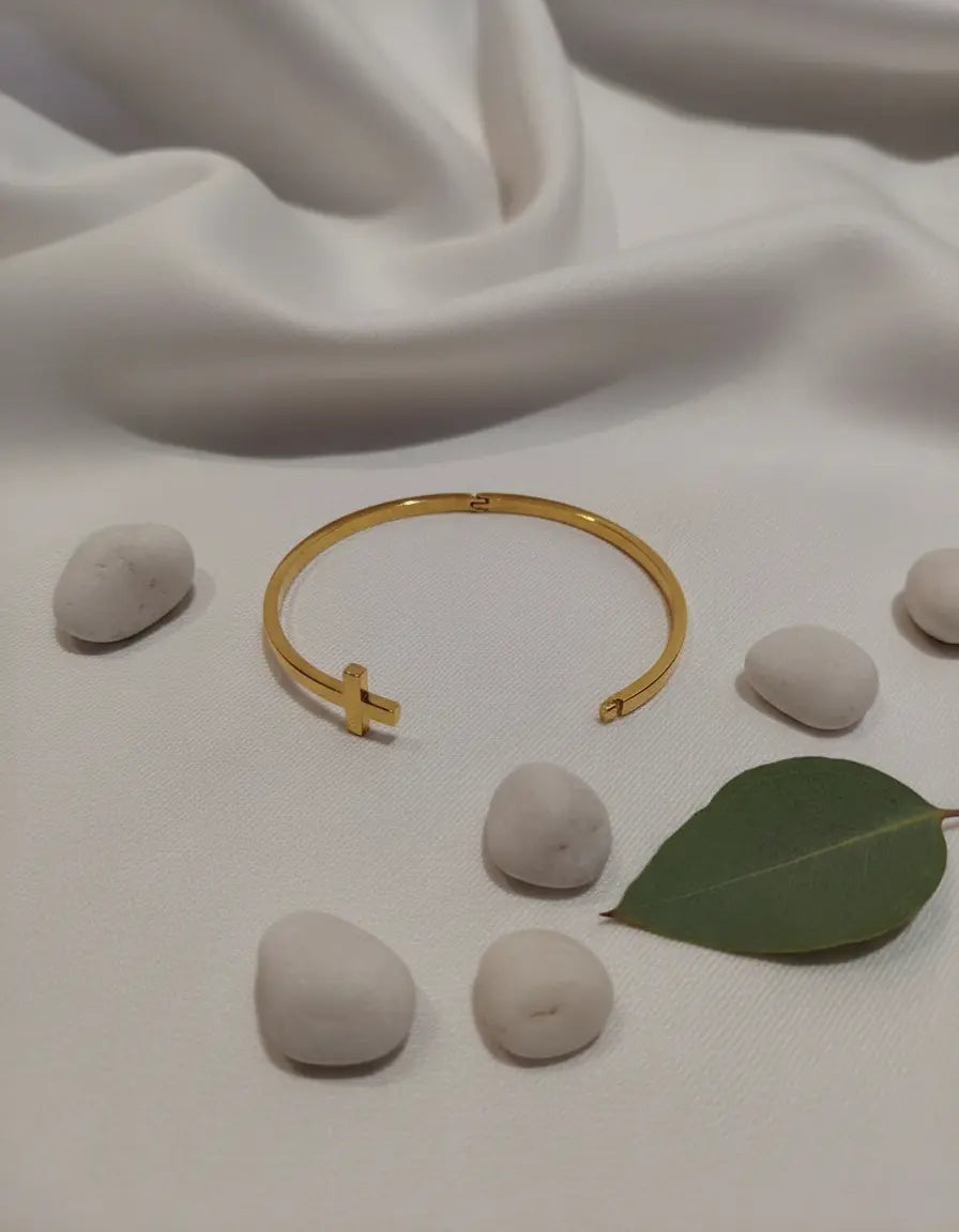 Pulsera esclava con cruz AQ dorada
