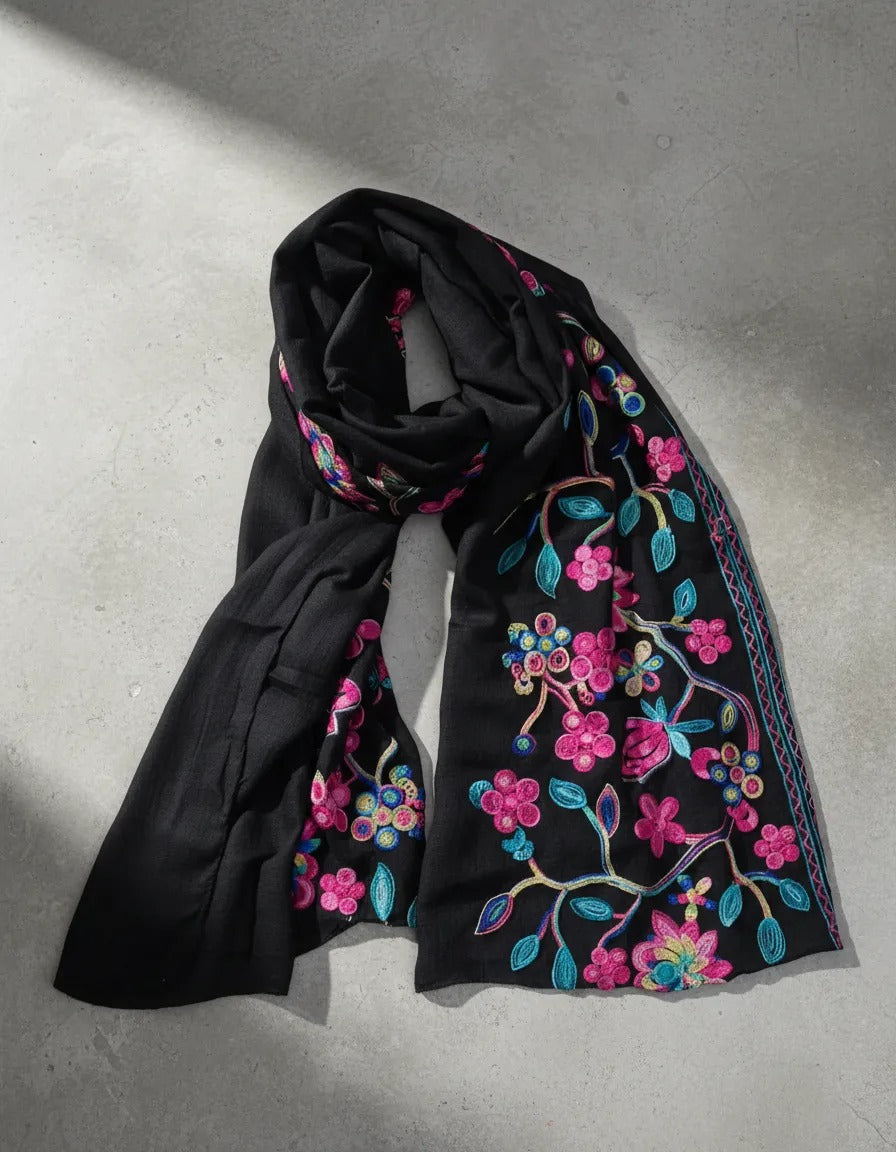Pañuelo Bordado Negro Flores